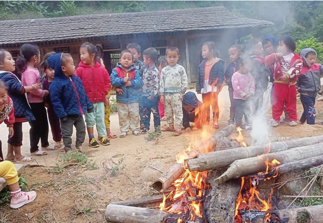 Giáo viên Trường Mầm non Sơn Thủy phải đốt lửa để các em học sinh sưởi ấm trong những ngày giá rét