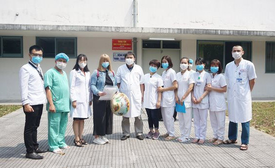 Một bệnh nhân Lào hoàn thành cách lý, điều trị