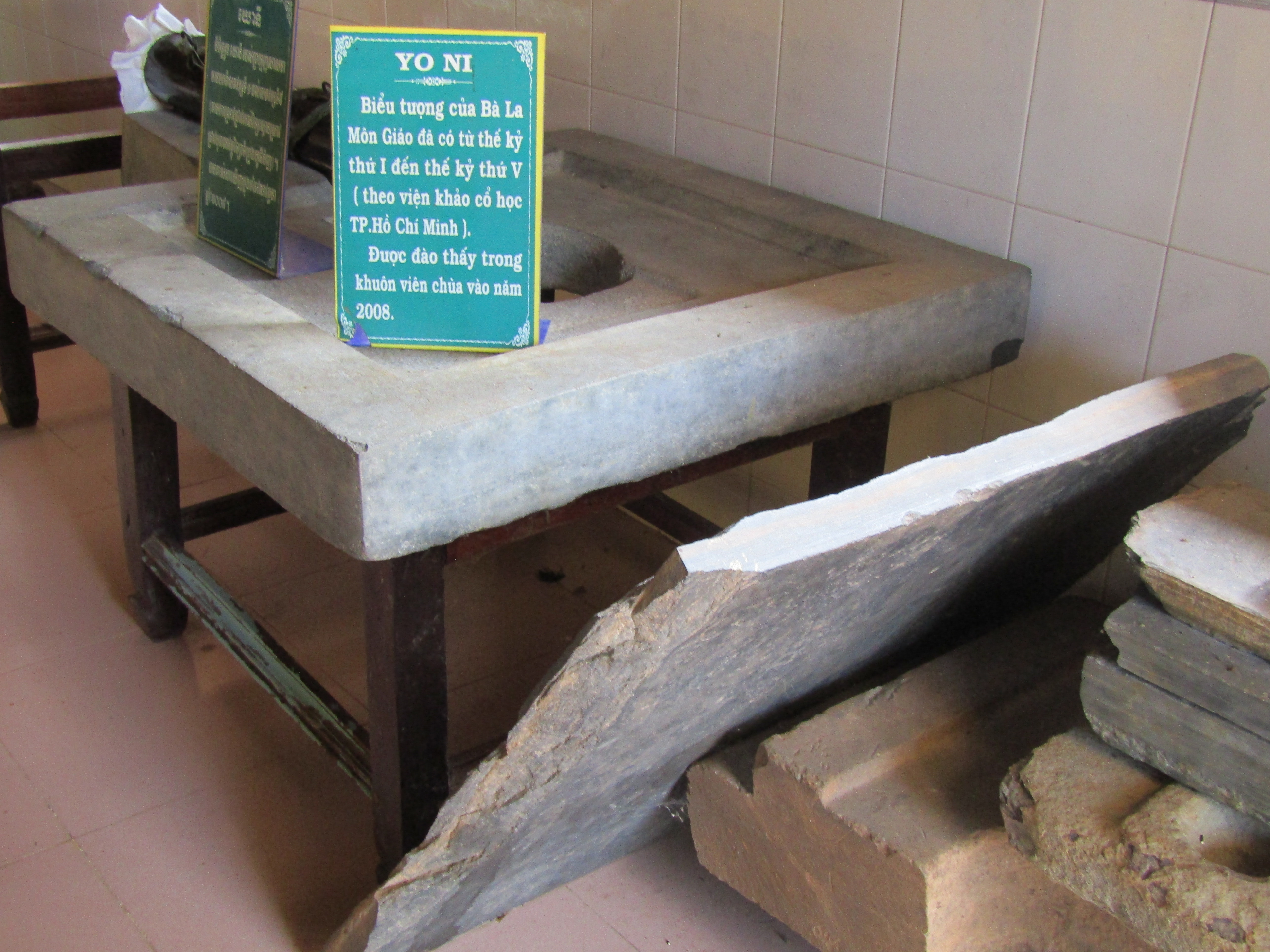 Hiện vật trưng bày tại chùa Kompong Thmo (chùa Lò Gạch).