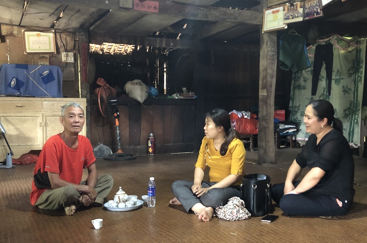 Ông Chi Viết Hải -Người có uy tín xã Kim Cúc chia sẻ kinh nghiệm tuyên truyền, vận động trong đồng bào DTTS với cán bộ huyện Bảo Lạc