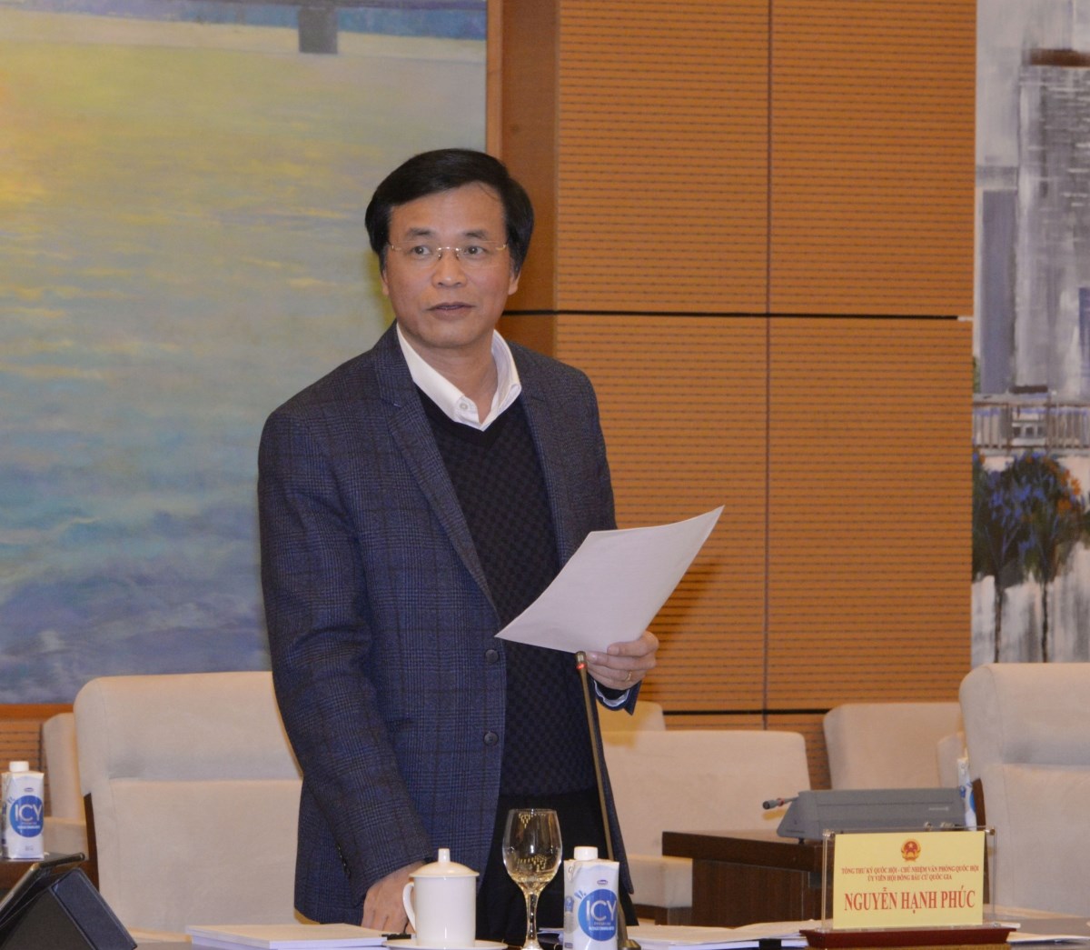 Chánh Văn phòng Hội đồng Bầu cử Quốc gia Nguyễn Hạnh Phúc trình bày Dự thảo báo