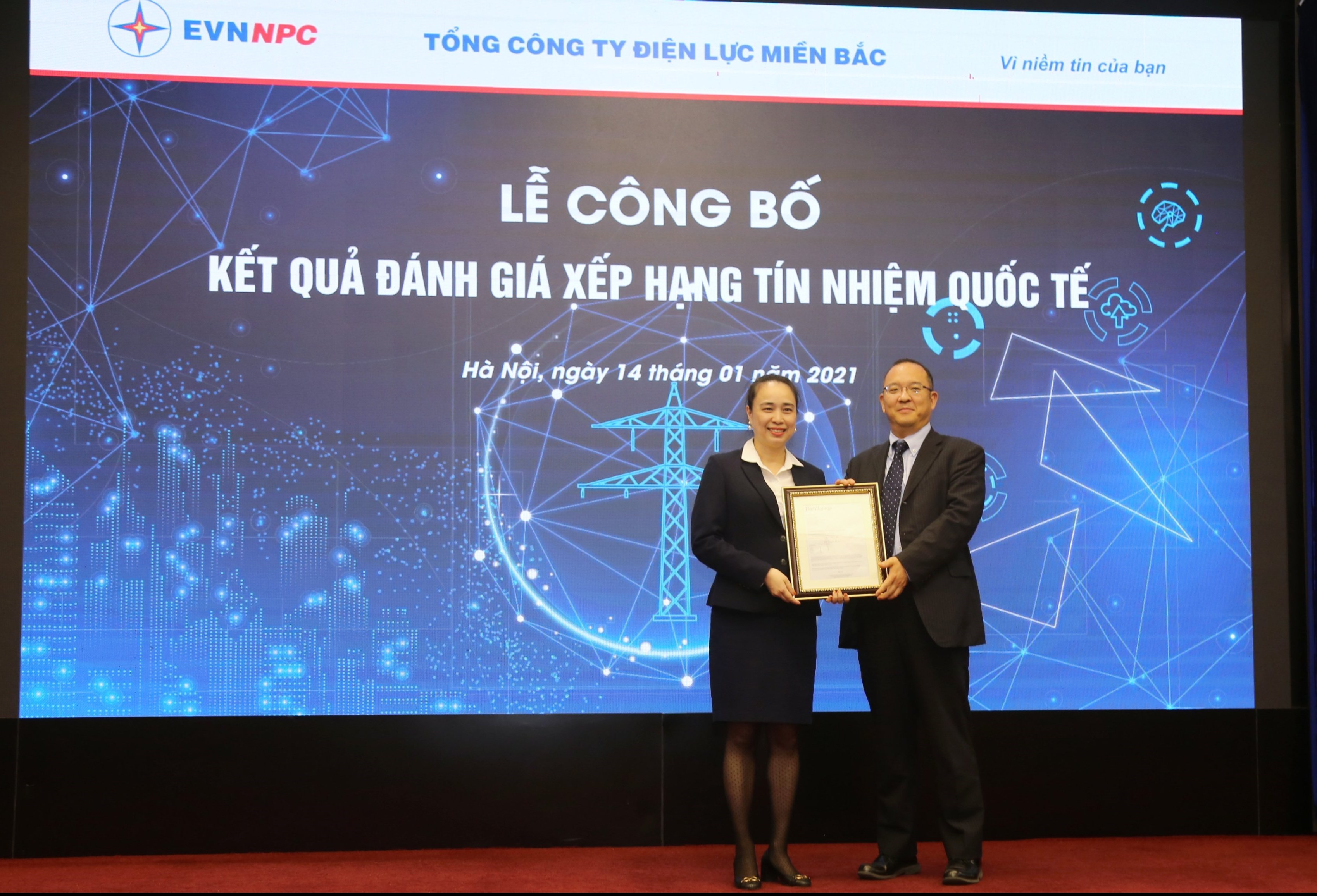 Ban lãnh đạo EVNNPC nhận chứng nhận xếp hạng ở mức BB của Fitch Ratings dưới sự chứng kiến của lãnh đạo Tập đoàn Điện lực Việt Nam. Ảnh: VGP/ Toàn Thắng 