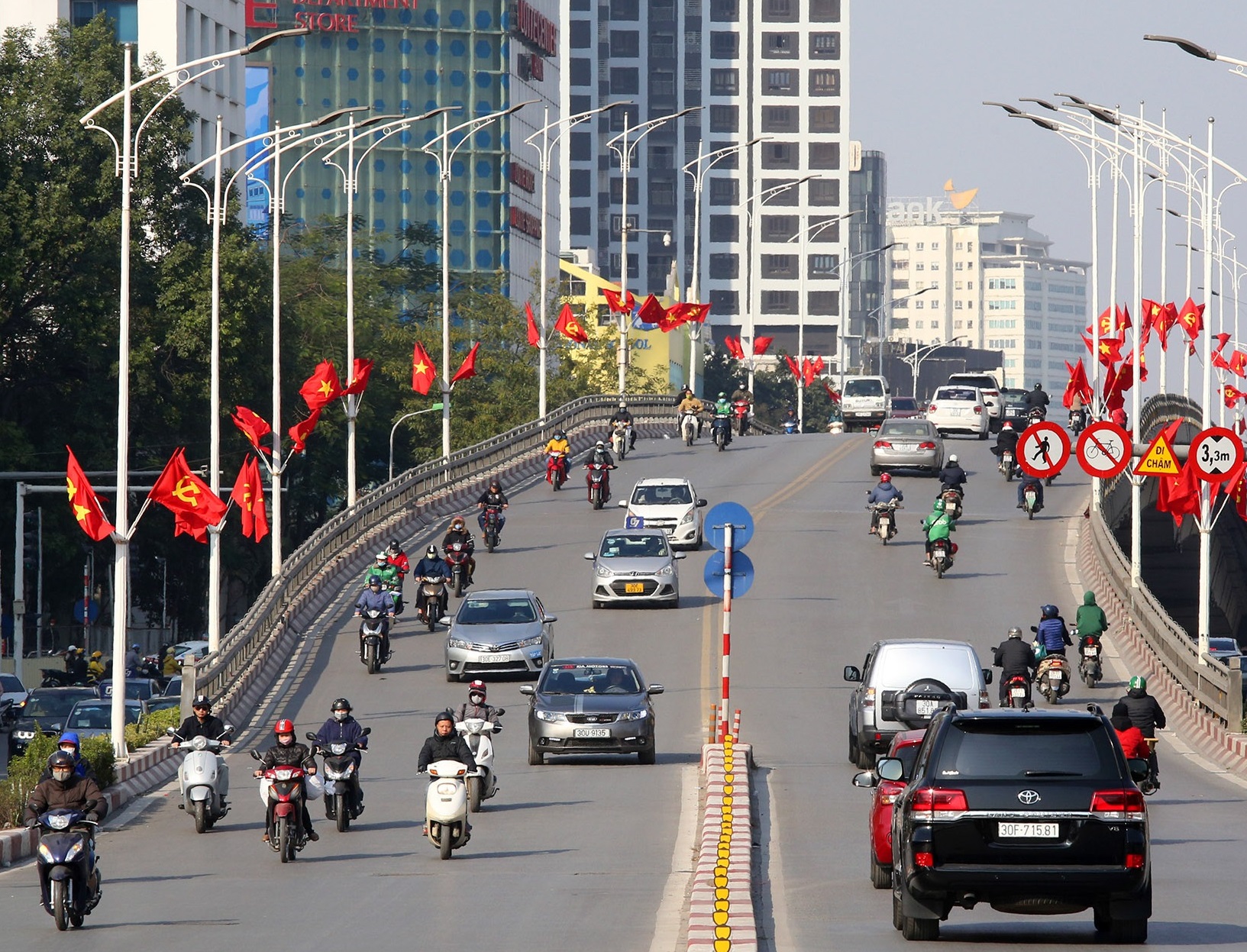 Thủ đô Hà Nội rực rỡ cờ hoa chào mừng Đại hội XIII của Đảng