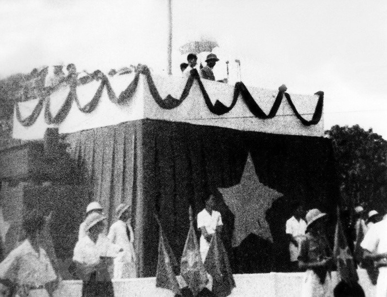 Ngày 2/9/1945, tại Quảng trường Ba Đình lịch sử, Chủ tịch Hồ Chí Minh đọc Tuyên ngôn Độc lập, khai sinh nước Việt Nam Dân chủ Cộng hòa. (Ảnh: Nguyễn Bá Khoản/Tư liệu TTXVN)