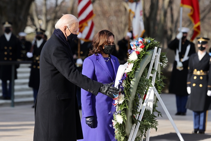 Tổng thống J.Biden và Phó Tổng thống Kamala Harris cùng các cựu Tổng thống - Barack Obama, George W. Bush và Bill Clinton - dự lễ đặt vòng hoa tại Mộ Chiến sĩ Vô danh, Nghĩa trang Quốc gia Arlington. 