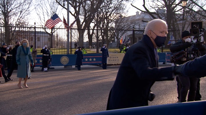Ông J.Biden chào các nhà báo tác nghiệp tại lễ nhậm chức trên đường đến Nhà Trắng.