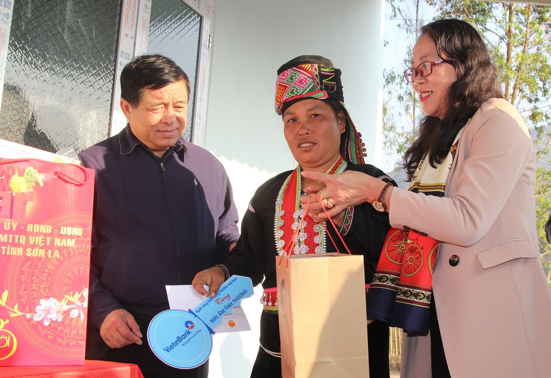 Thứ trưởng, Phó Chủ nhiệm Hoàng Thị Hạnh trao quà của UBDT cho hộ đồng bào DTTS bên căn nhà mới