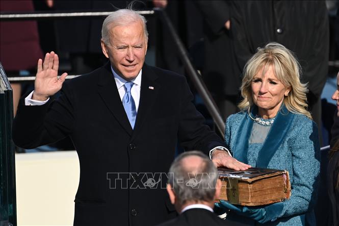 ổng thống Mỹ đắc cử Joe Biden (trái) tuyên thệ nhậm chức trước Chánh án Tòa án Tối cao John Roberts tại Đồi Capitol ở thủ đô Washington DC., ngày 20/1/2021. Ảnh: AFP/TTXVN