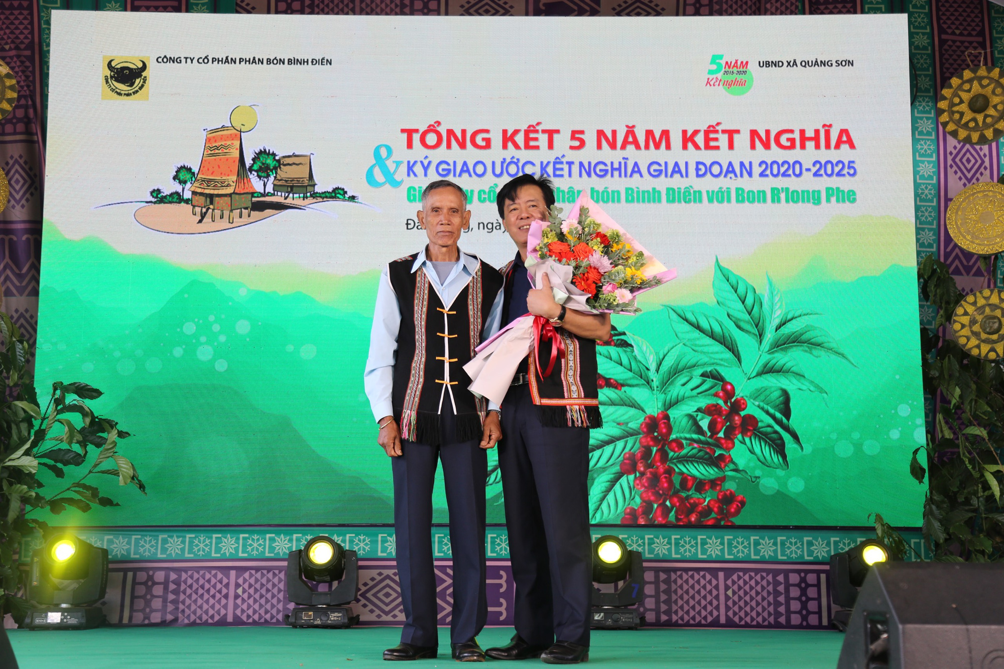 Già làng M Bốch, bon R’long Phe (bên trái) và ông Ngô Văn Đông, Tổng Giám đốc Công ty phân bón Bình Điền tại Lễ Tổng kết 5 năm kết nghĩa và ký giao ước kết nghĩa giai đoạn 2020-2025 giữa bon R’long Phe và Công ty phân bón Bình Điền.