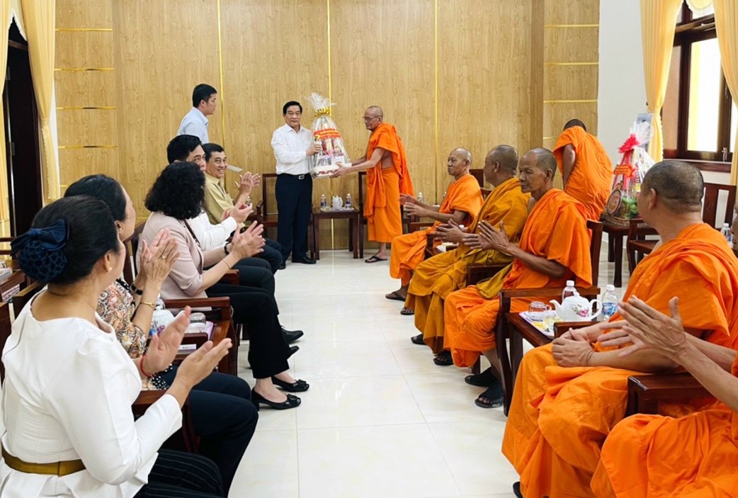 Ông Hà Ngọc Chiến, Chủ tịch Hội đồng Dân tộc của Quốc hội thăm và tặng quà Học viện Phật giáo Nam tông Khmer nhân dịp chuẩn bị đón Tết cổ truyền