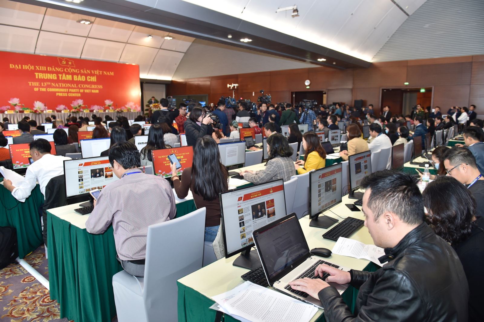 Trung tâm Báo chí trang bị toàn bộ máy tính để bàn có kết nối mạng để phục vụ và đáp ứng yêu cầu tác nghiệp của phóng viên trong nước và quốc tế