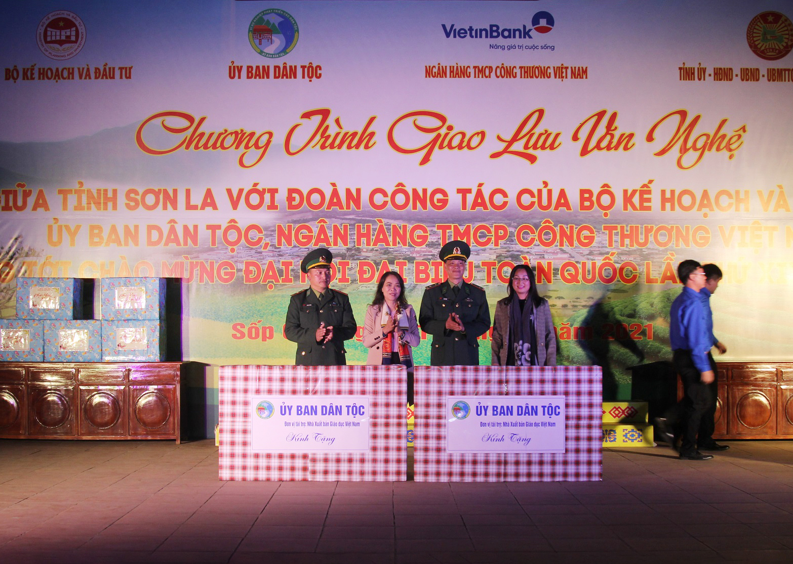 Thứ trưởng, Phó Chủ nhiệm Hoàng Thị Hạnh cùng Lãnh đạo Công ty Phát hành sách Sơn La (đại diện nhà tài trợ ) trao quà của UBDT cho Đồn Biên Phòng Nậm Lạnh, Đồn Biên phòng Mường Lạn.