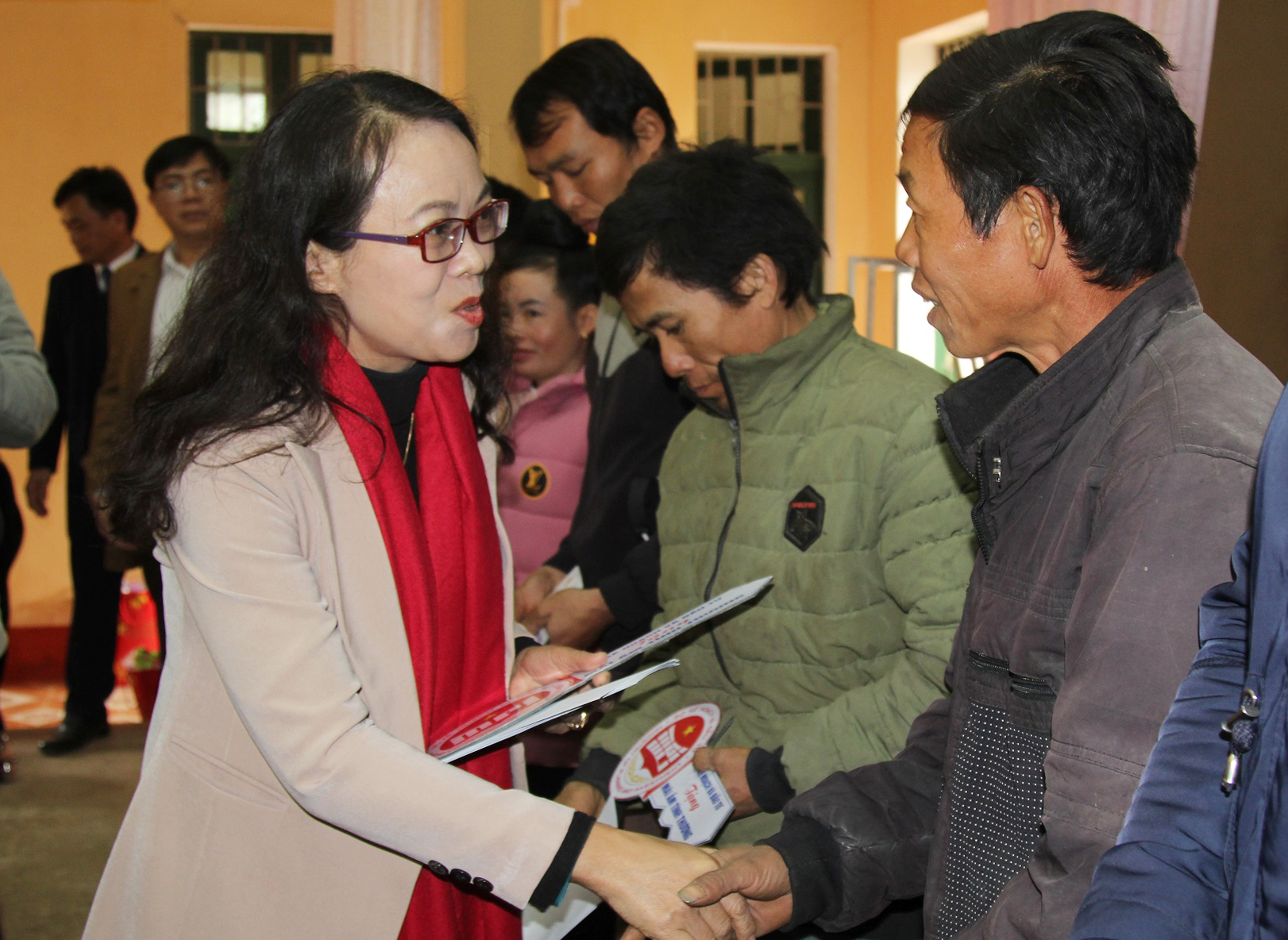 Thứ trưởng, Phó Chủ nhiệm Hoàng Thị Hạnh tặng quà hộ đồng bào DTTS được nhận nhà mới.