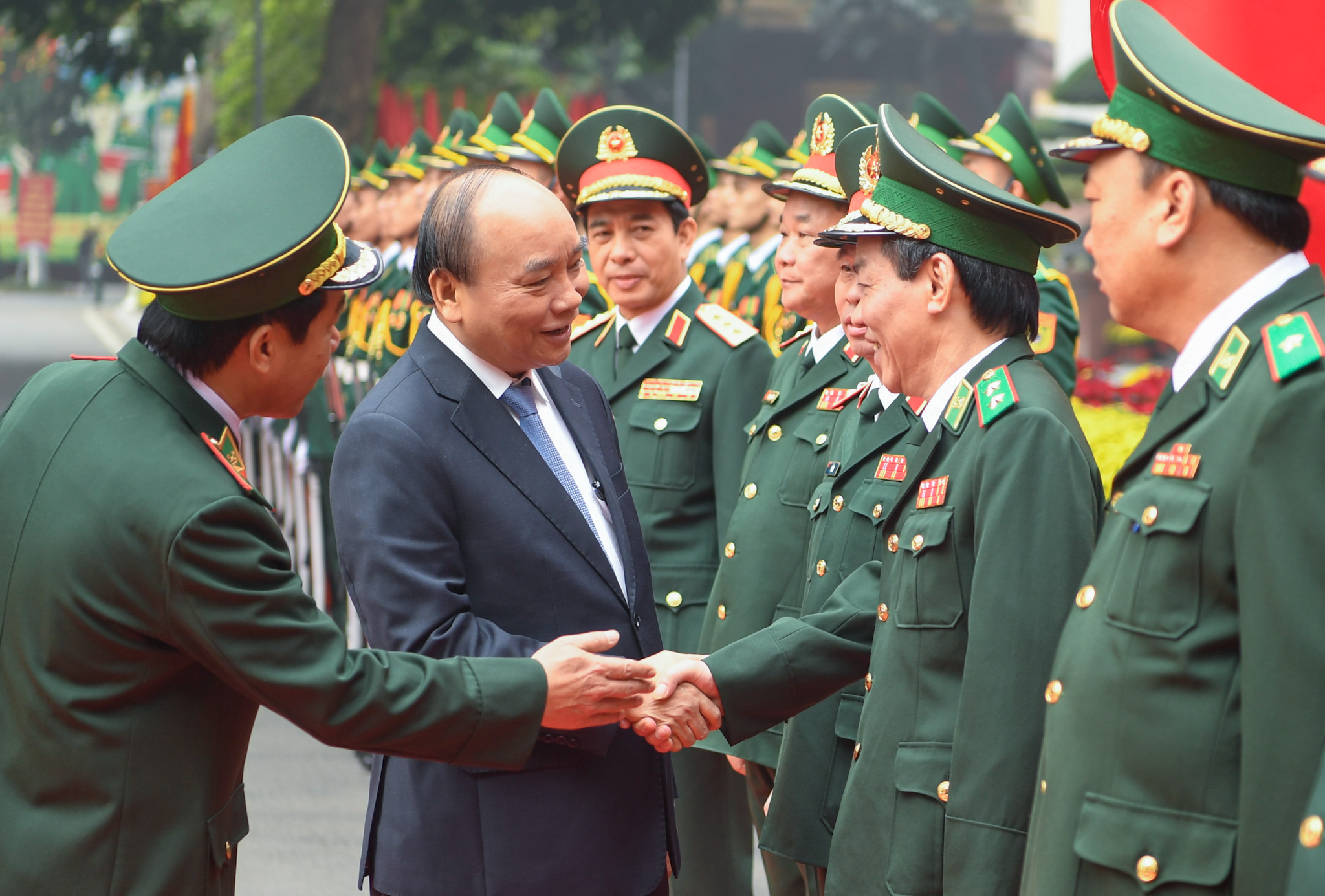 Thủ tướng tới thăm, chúc tết cán bộ, chiến sĩ cơ quan Bộ Tư lệnh Bộ đội Biên phòng. Ảnh: VGP/Quang Hiếu