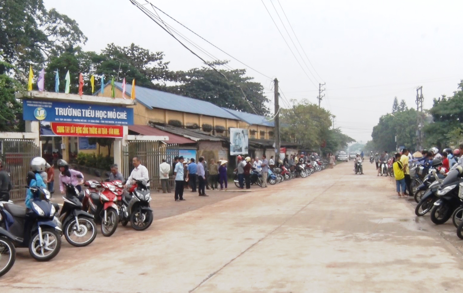 Phụ huynh xếp hàng ngay ngắn trước cổng trường tiểu học Mỏ Chè (Thái Nguyên)