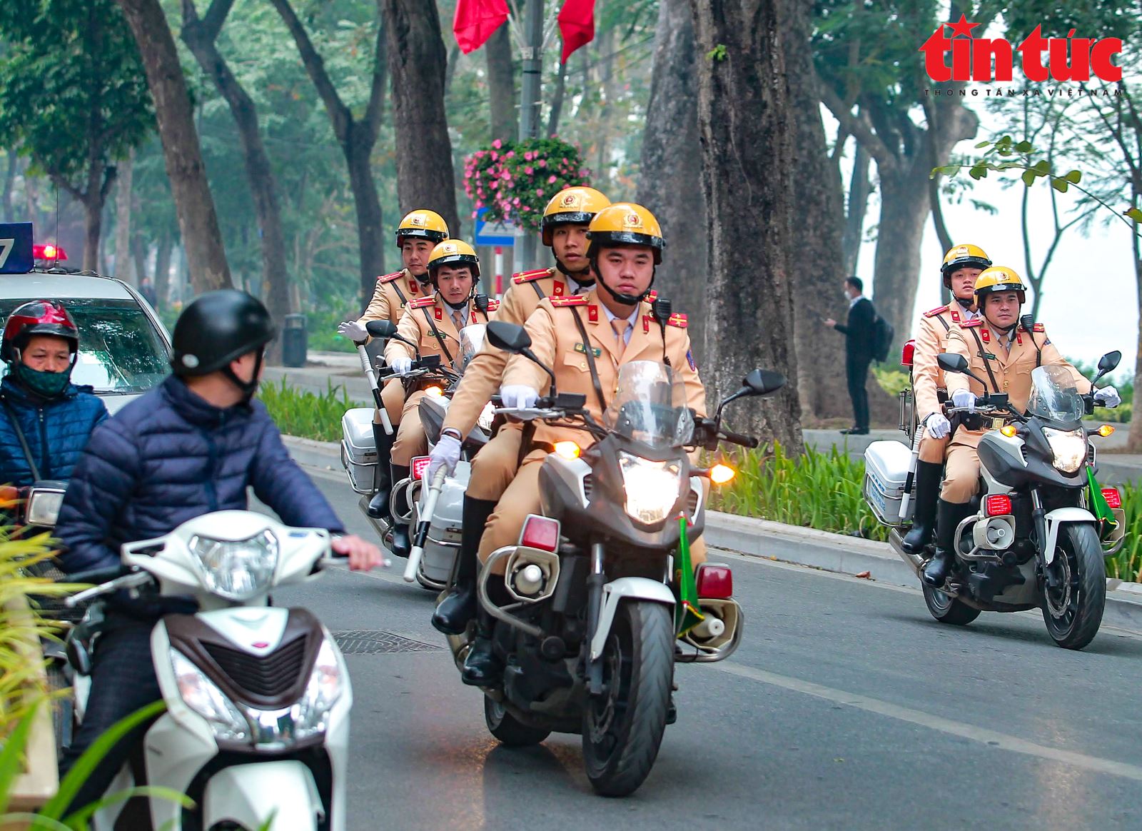 Ô tô tải có khối lượng chuyên chở từ 500 kg trở lên, xe khách hợp đồng từ 24 chỗ trở lên bị cấm trên nhiều tuyến đường tại Hà Nội.