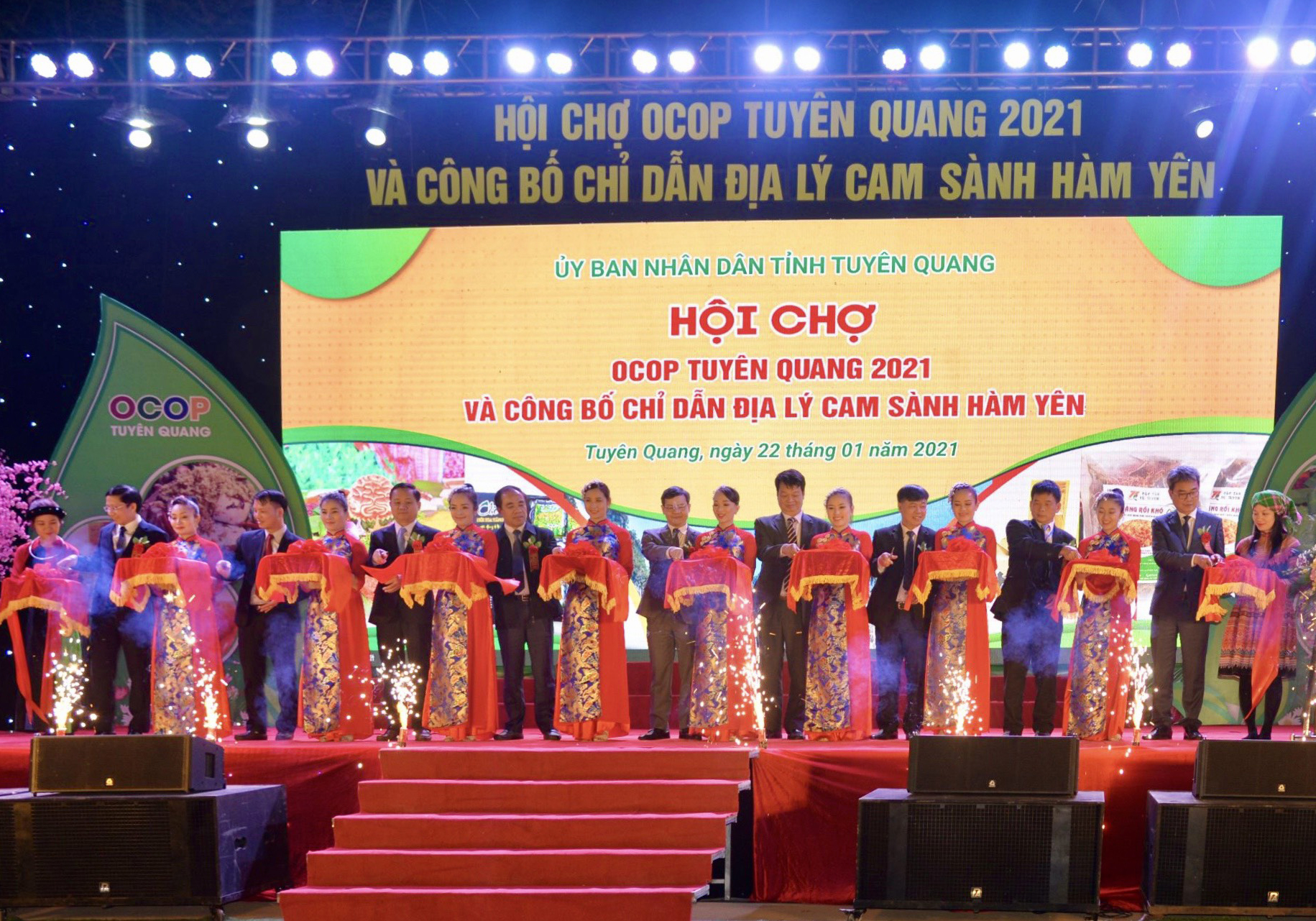 Cắt băng khai mạc Hội chợ OCOP Tuyên Quang năm 2021
