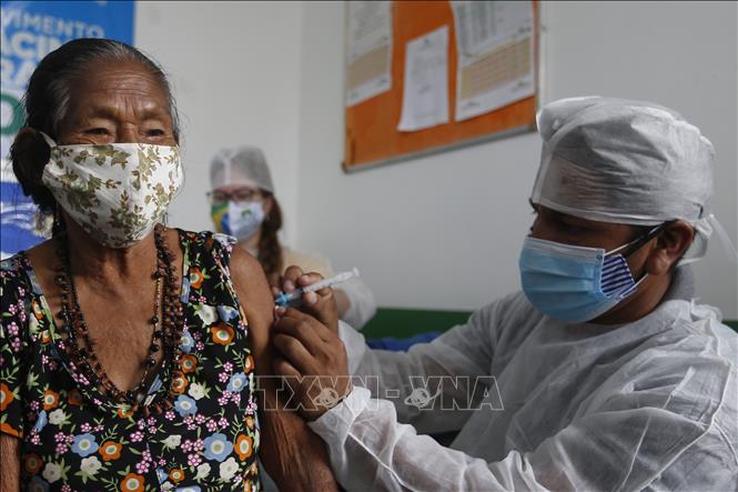 Nhân viên y tế tiêm vaccine phòng COVID-19 cho người dân tại Amazonas, Brazil, ngày 19/1. Ảnh: THX/ TTXVN