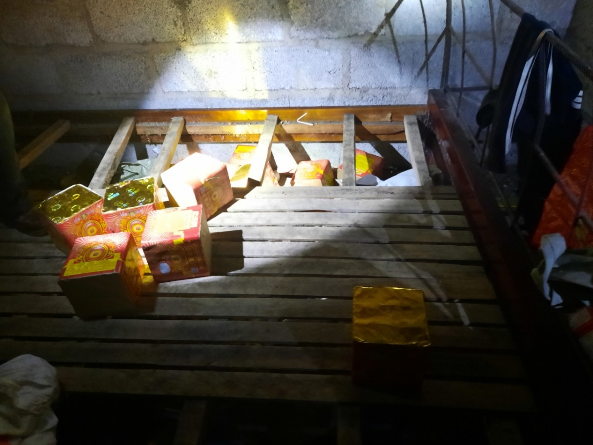 20kg pháo nổ được phát hiện dưới gầm giường nhà đối tượng Triệu Thị Hoạch.