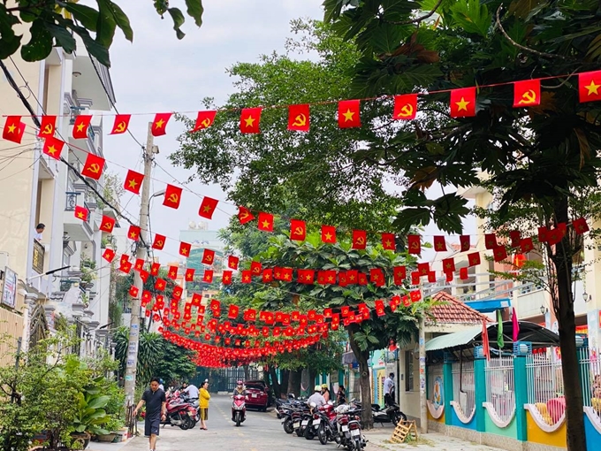 Tại các khu dân cư cũng được trang trí rực rỡ màu cờ đỏ sao vàng