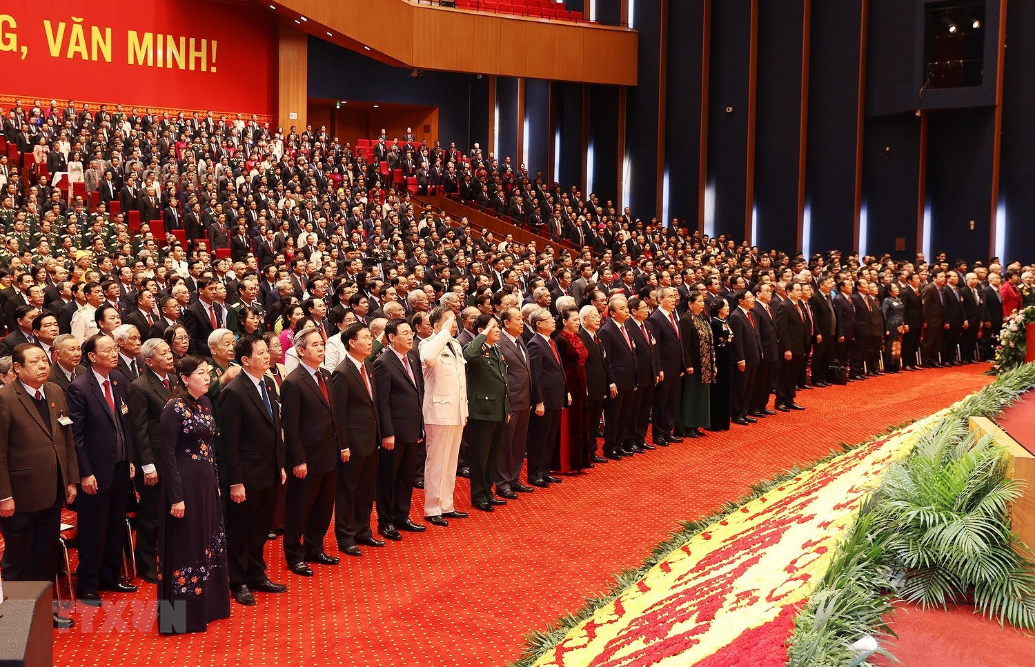 Các đại biểu thực hiện nghi lễ chào cờ tại Phiên khai mạc Đại hội XIII của Đảng sáng 26/1/2021