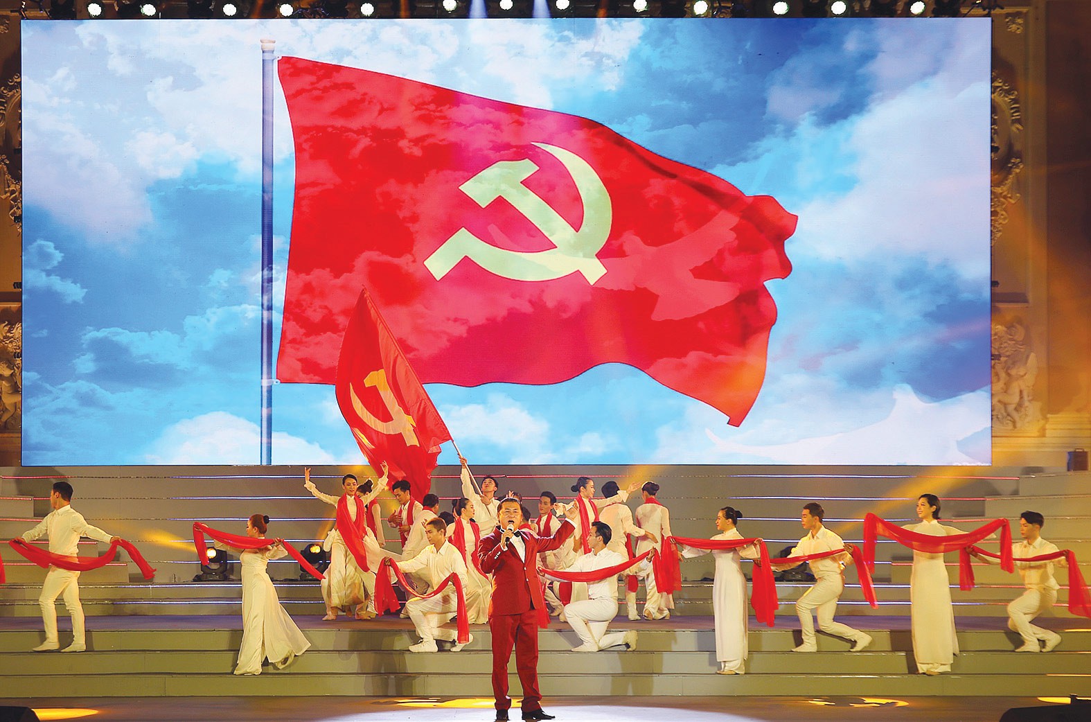 NSND Tạ Minh Tâm và tốp múa biểu diễn ca khúc Lá cờ Đảng.