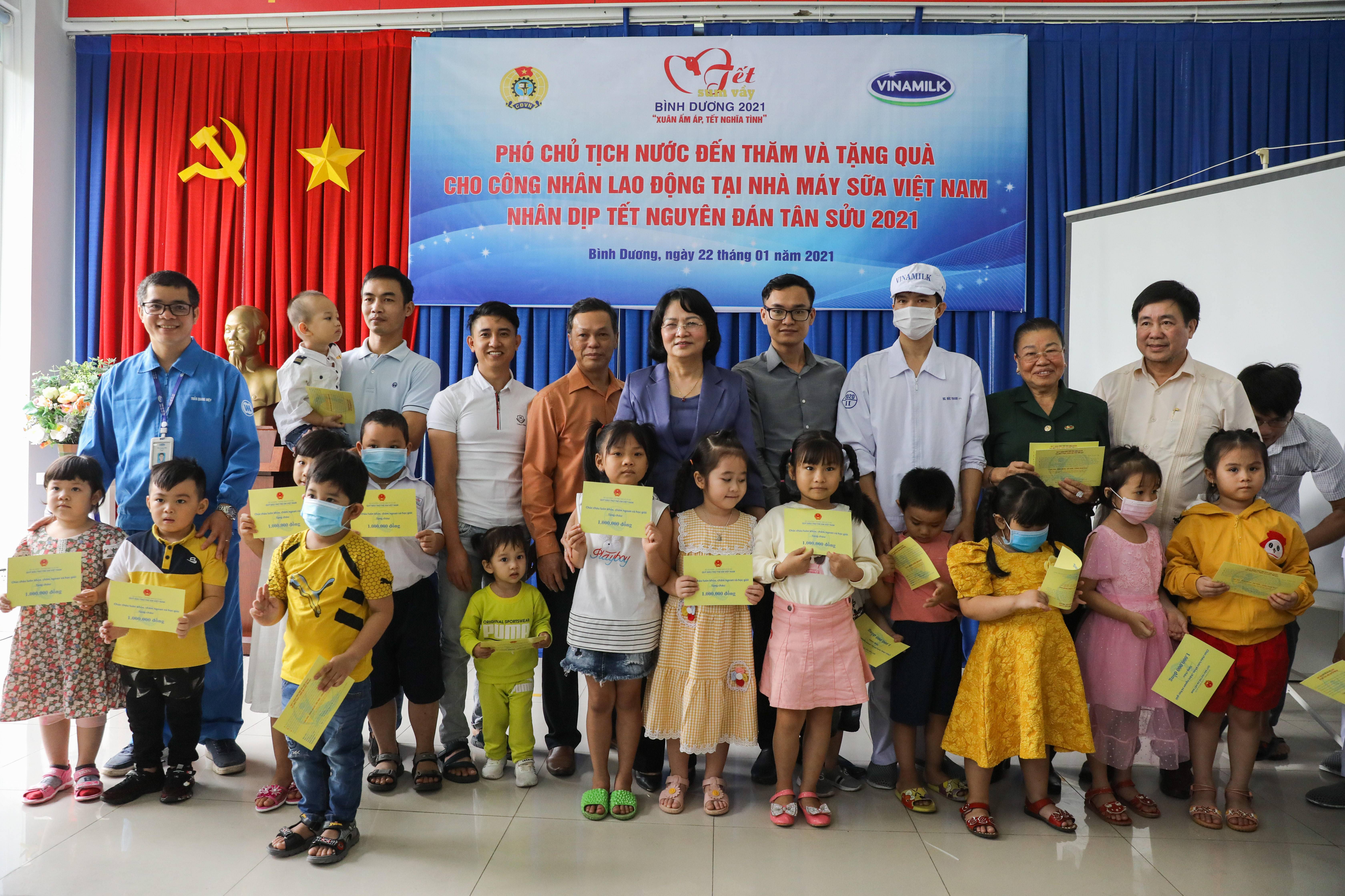 Phó Chủ tịch nước Đặng Thị Ngọc Thịnh trao quà Tết cho người lao động và con em của nhân viên nhà máy sữa Vinamilk tại Bình Dương