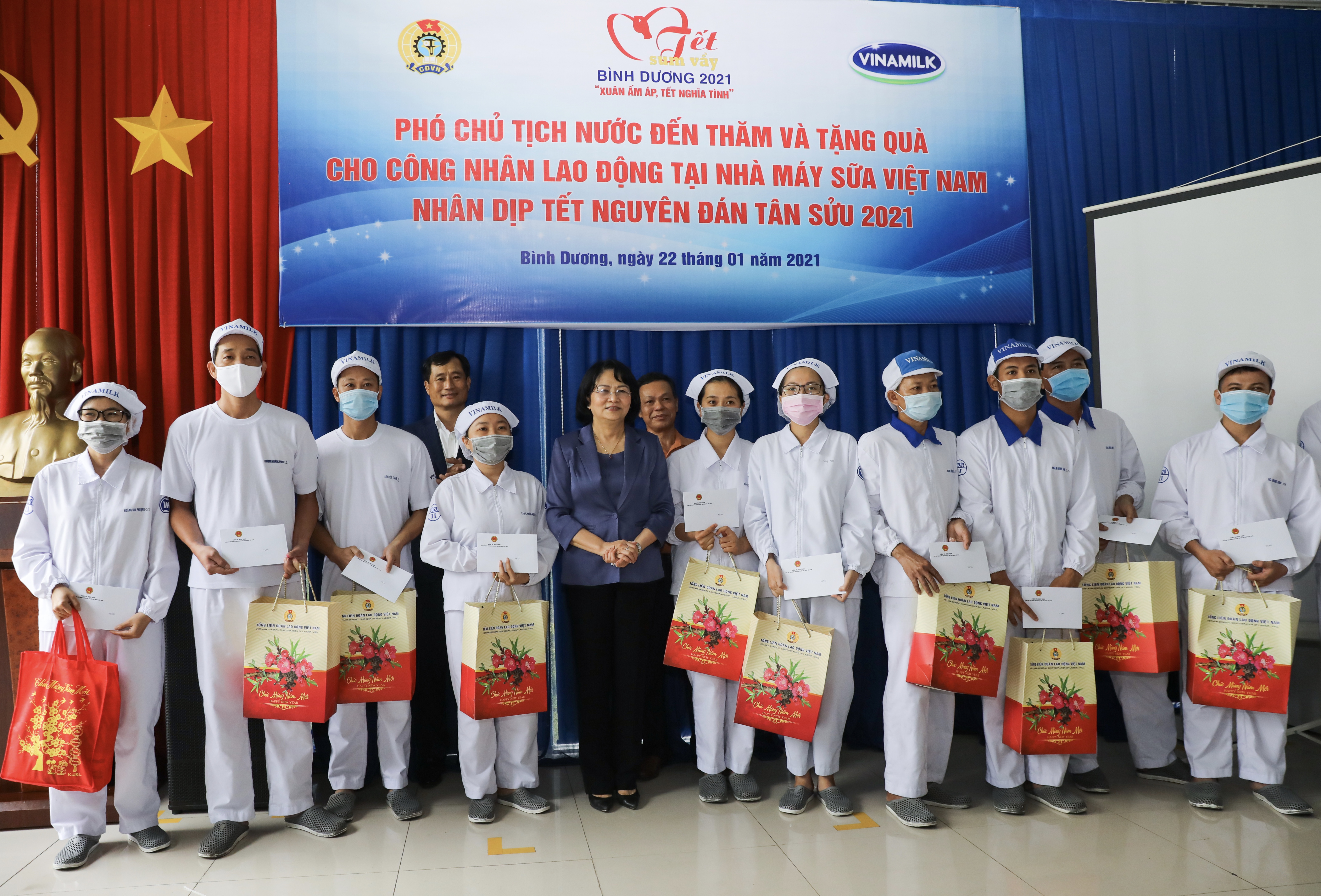 Phó Chủ tịch nước Đặng Thị Ngọc Thịnh trao quà Tết cho người lao động của nhà máy sữa Vinamilk tại Bình Dương