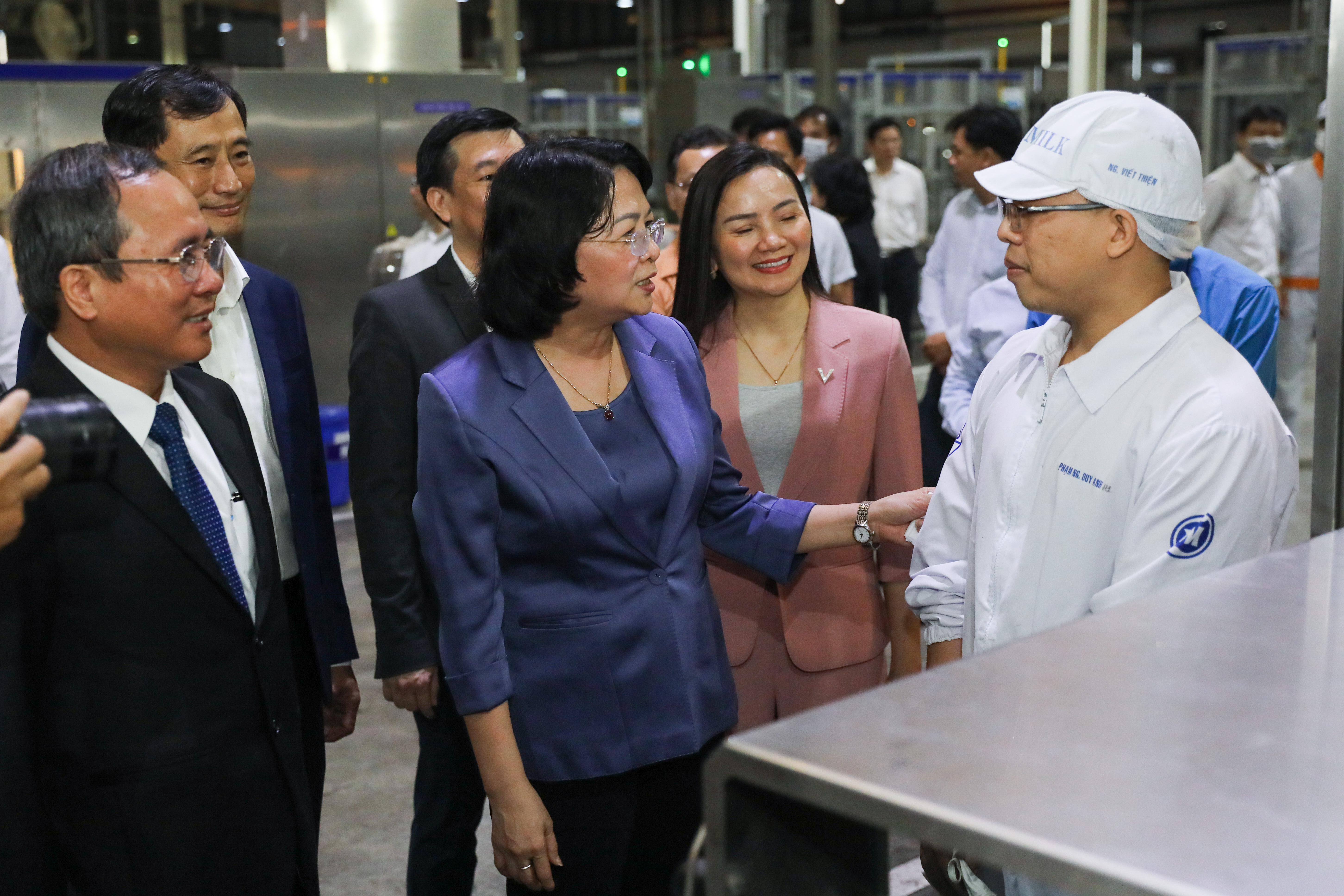 Phó Chủ tịch nước Đặng Thị Ngọc Thịnh hỏi thăm đời sống và công việc của công nhân nhà máy