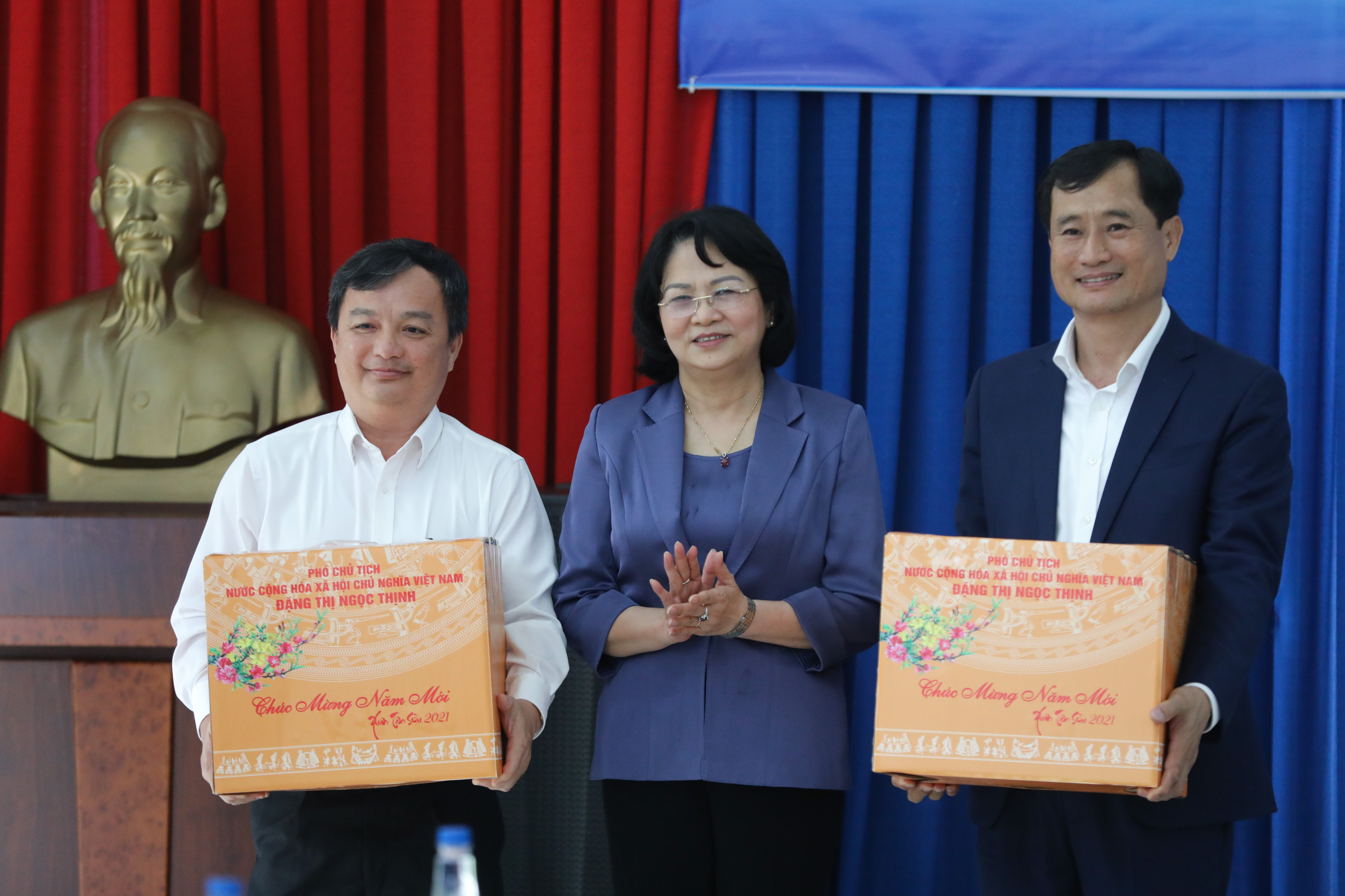 Phó Chủ tịch nước Đặng Thị Ngọc Thịnh trao quà Tết cho đại diện UBND tỉnh Bình Dương và ông Trần Minh Văn – Giám đốc Điều hành Khối Sản Xuất của Vinamilk