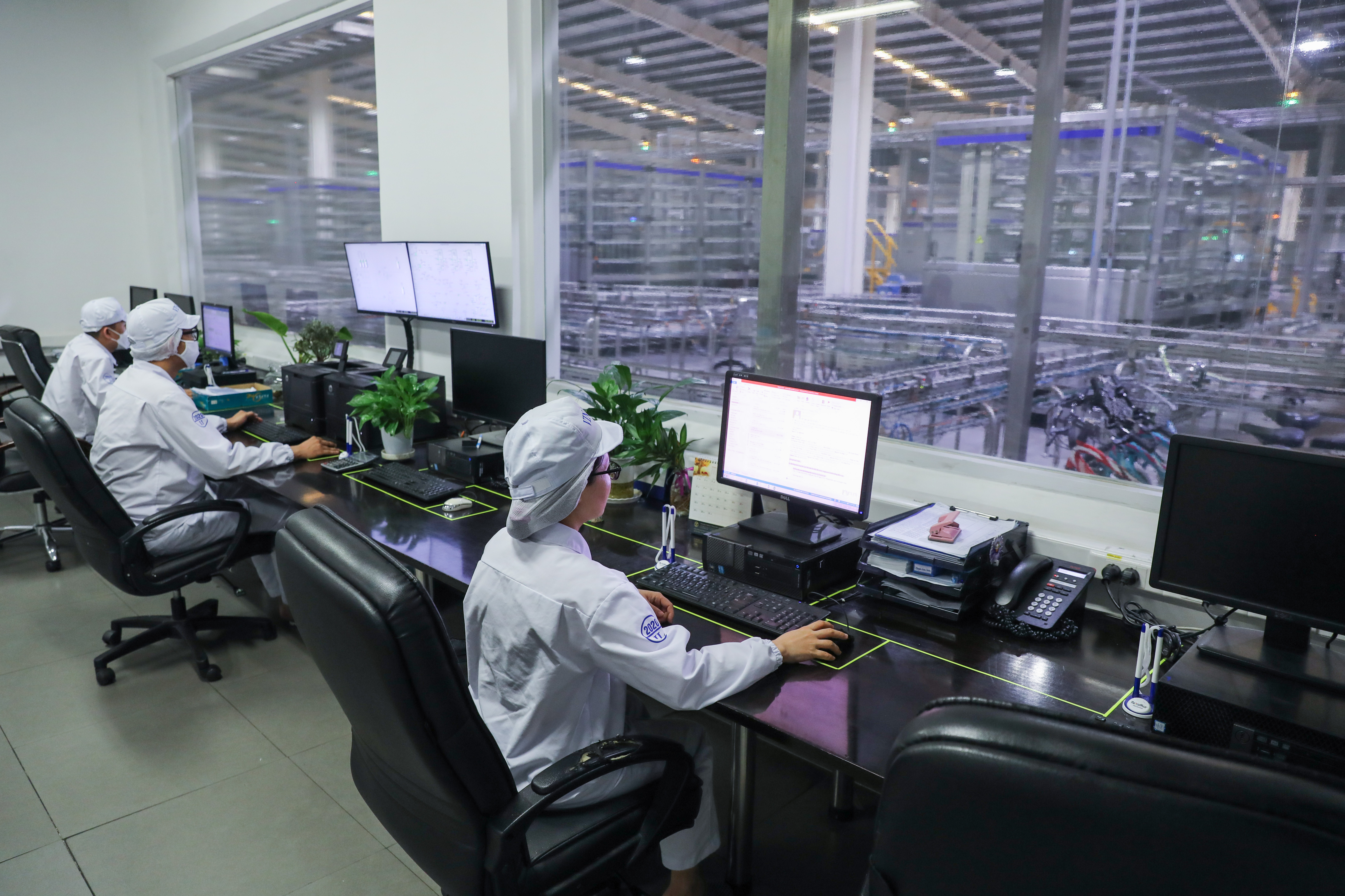 Các nhân viên tại Nhà máy Vinamilk ở Bình Dương đang vận hành dây chuyền sản xuất sữa hiện đại, hoàn toàn tự động hóa qua hệ thống máy tính