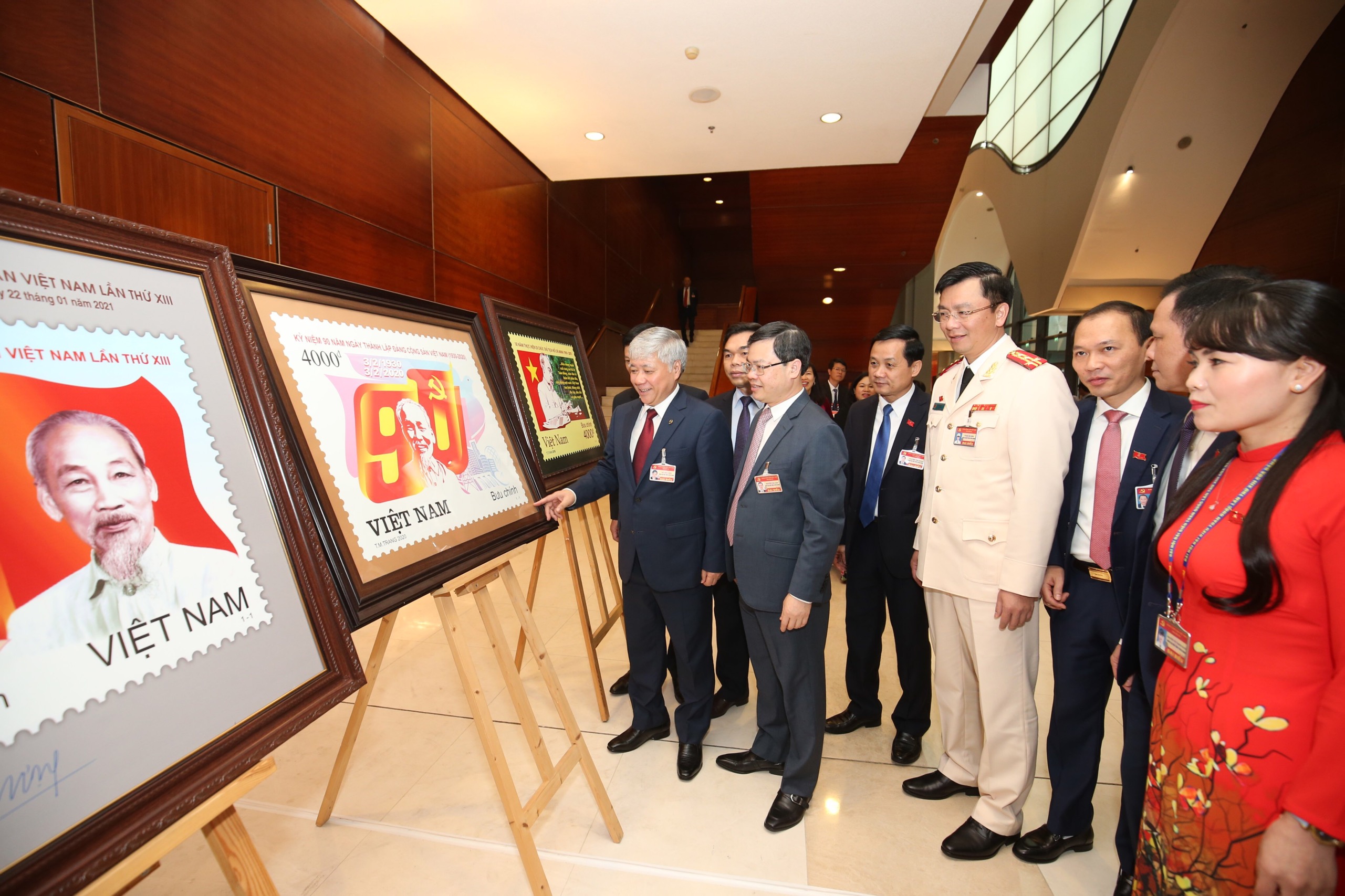 Bộ trưởng, Chủ nhiệm Đỗ Văn Chiến và các đại biểu thăm khu trưng bày bộ tem đặc biệt chào mừng Đại hội