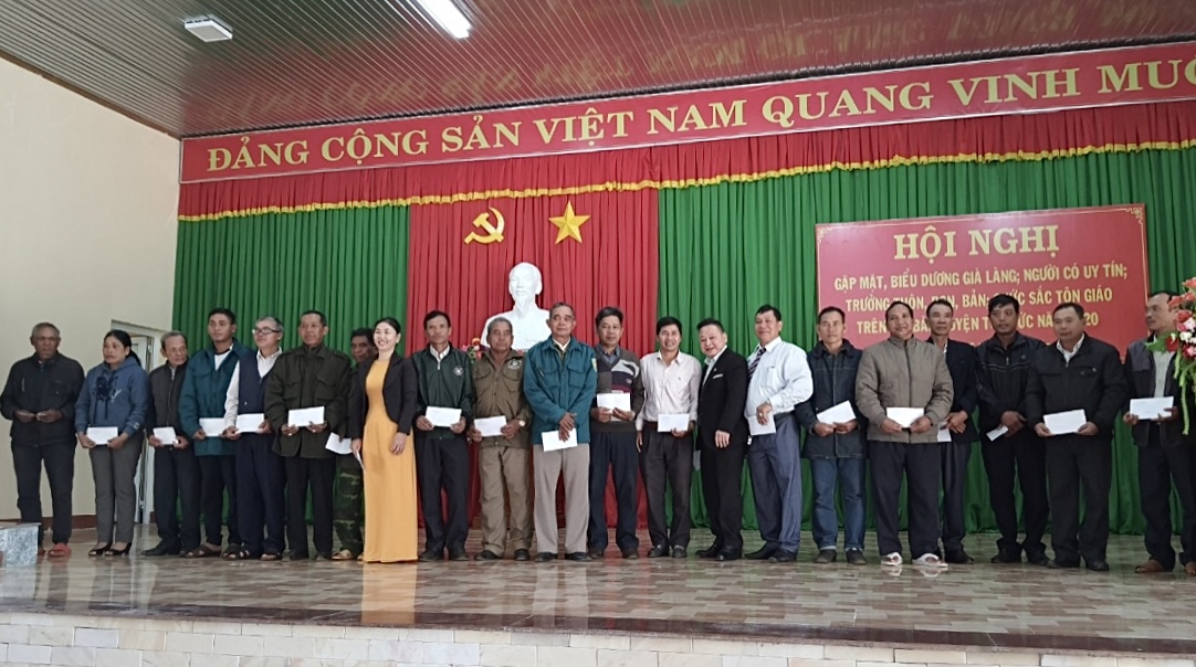 Ông Tráng A Dương, Quyền Vụ trưởng Vụ Địa phương II (thứ 8 từ phải qua) trao quà của UBDT cho Người có uy tín