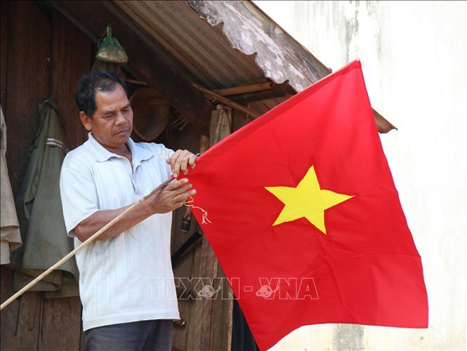 Người dân xã Cư Mgar treo cờ tại gia đình chào mừng Đại hội lần thứ XIII của Đảng.