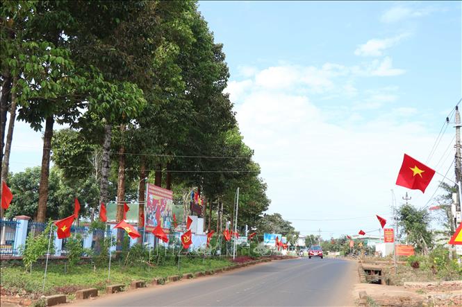 Hơn 7km đường trung tâm xã Cư Mgar rực rỡ cờ, hoa chào mừng Đại hội lần thứ XIII của Đảng.