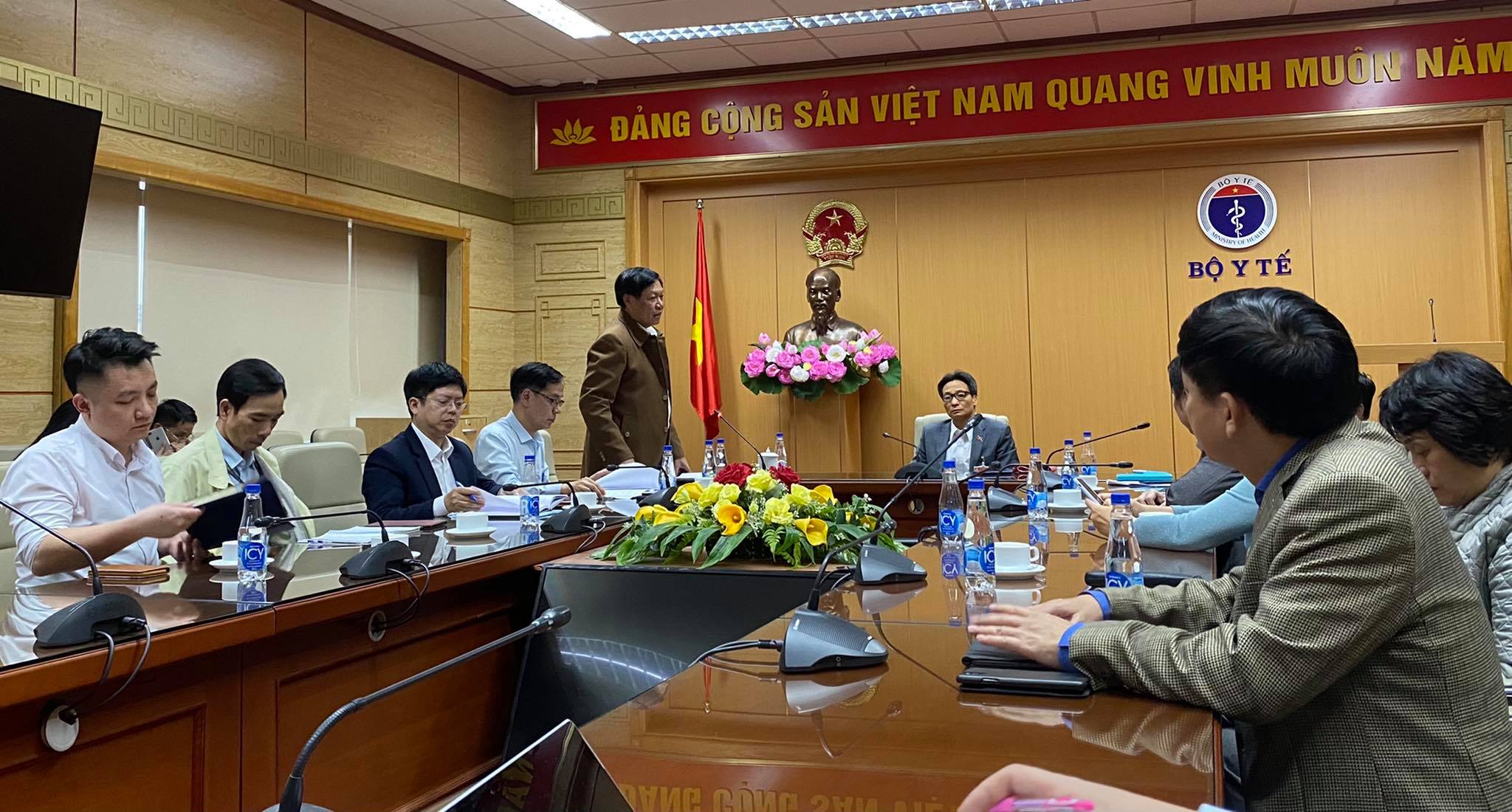 Phó Thủ tướng Vũ Đức Đam họp với Bộ Y tế chiều 27/1 ngay sau khi có thông tin về các ca nhiễm ở Hải Dương, Quảng Ninh