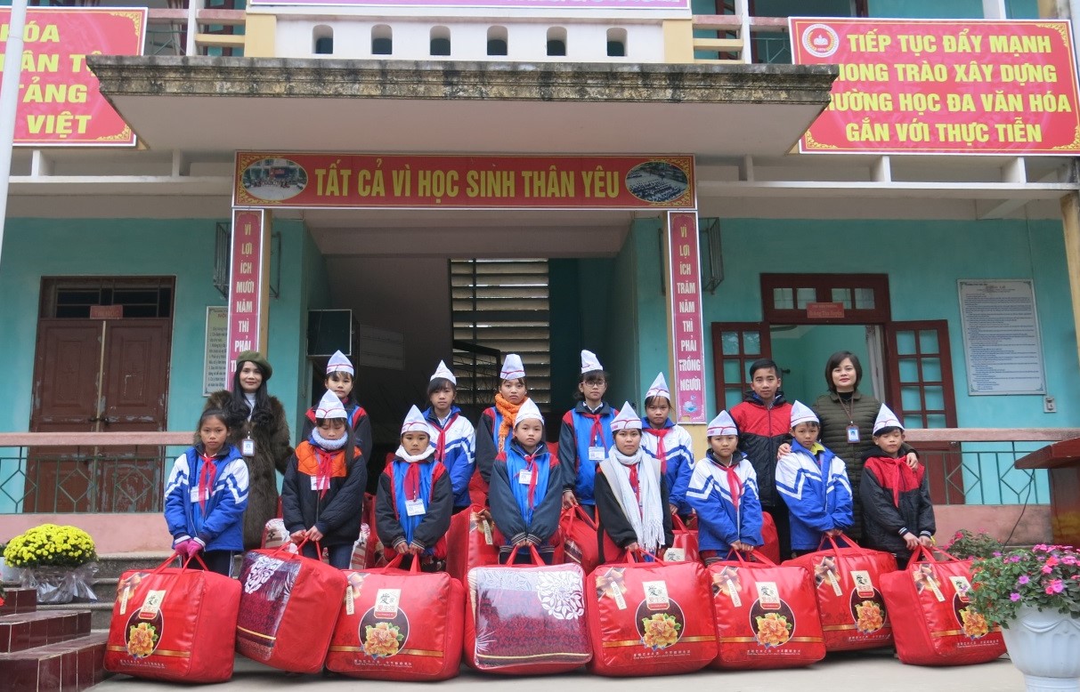 Những chiếc chăn ấm được thầy cô giáo Trường Phổ thông Dân tộc nội trú THCS&THPT huyện Bảo Yên (Lào Cai) tặng học sinh có hoàn cảnh khó khăn trước khi nghỉ Tết. 