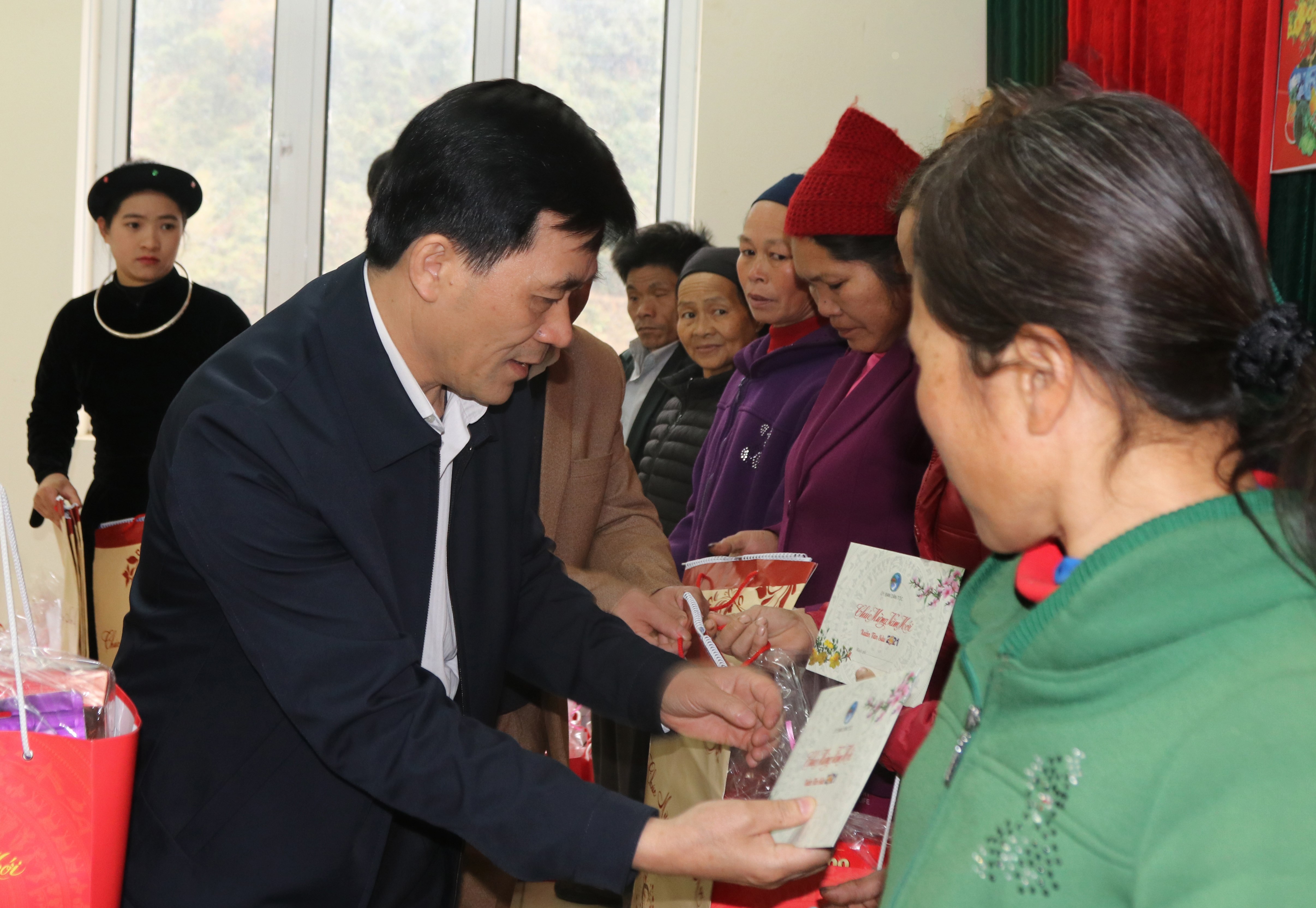 Thứ trưởng, Phó Chủ nhiệm Nông Quốc Tuấn tặng quà Tết cho đồng bào DTTS xã Phong Nặm