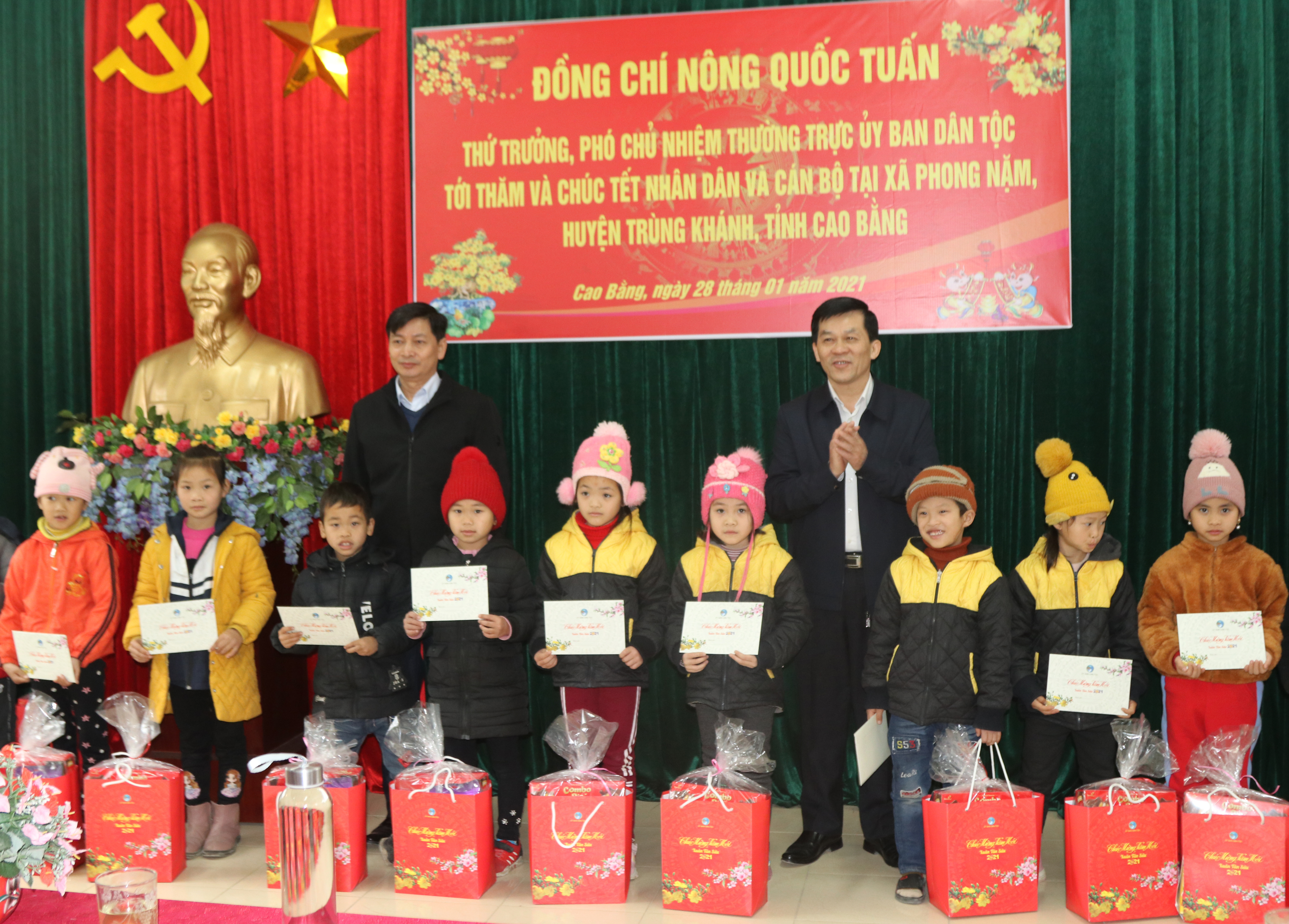 Thứ trưởng, Phó Chủ nhiệm Nông Quốc Tuấn tặng quà cho học sinh xã Phong Nặm