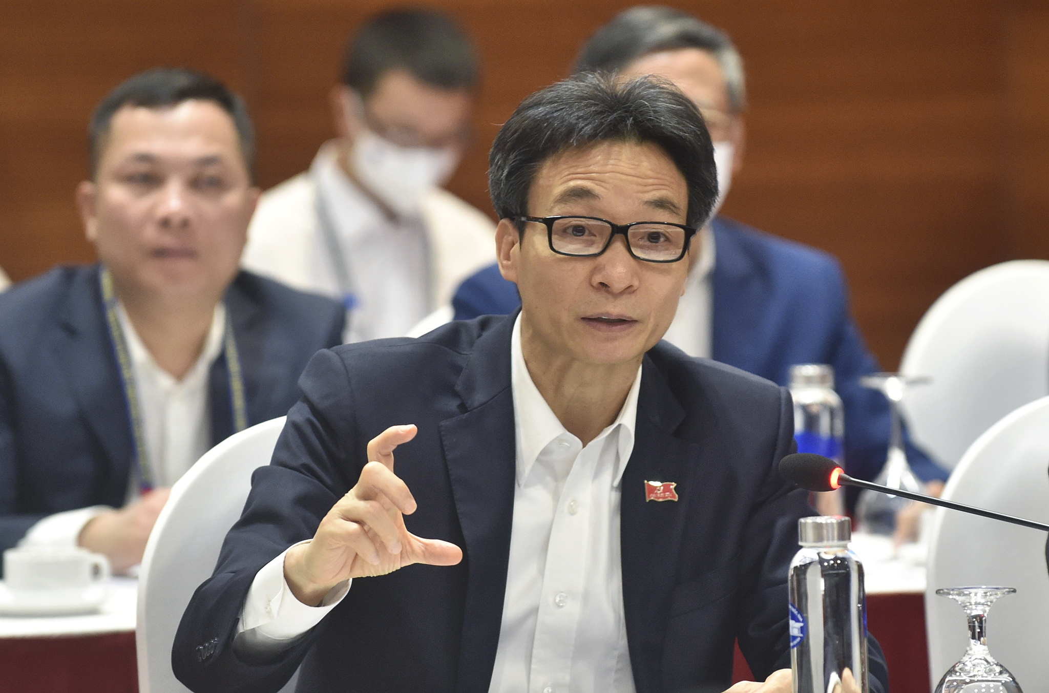 Phó Thủ tướng hoan nghênh tỉnh Hải Dương, Quảng Ninh và Bộ Y tế không lãng phí một giờ phút nào. Ảnh: VGP/Nhật Bắc