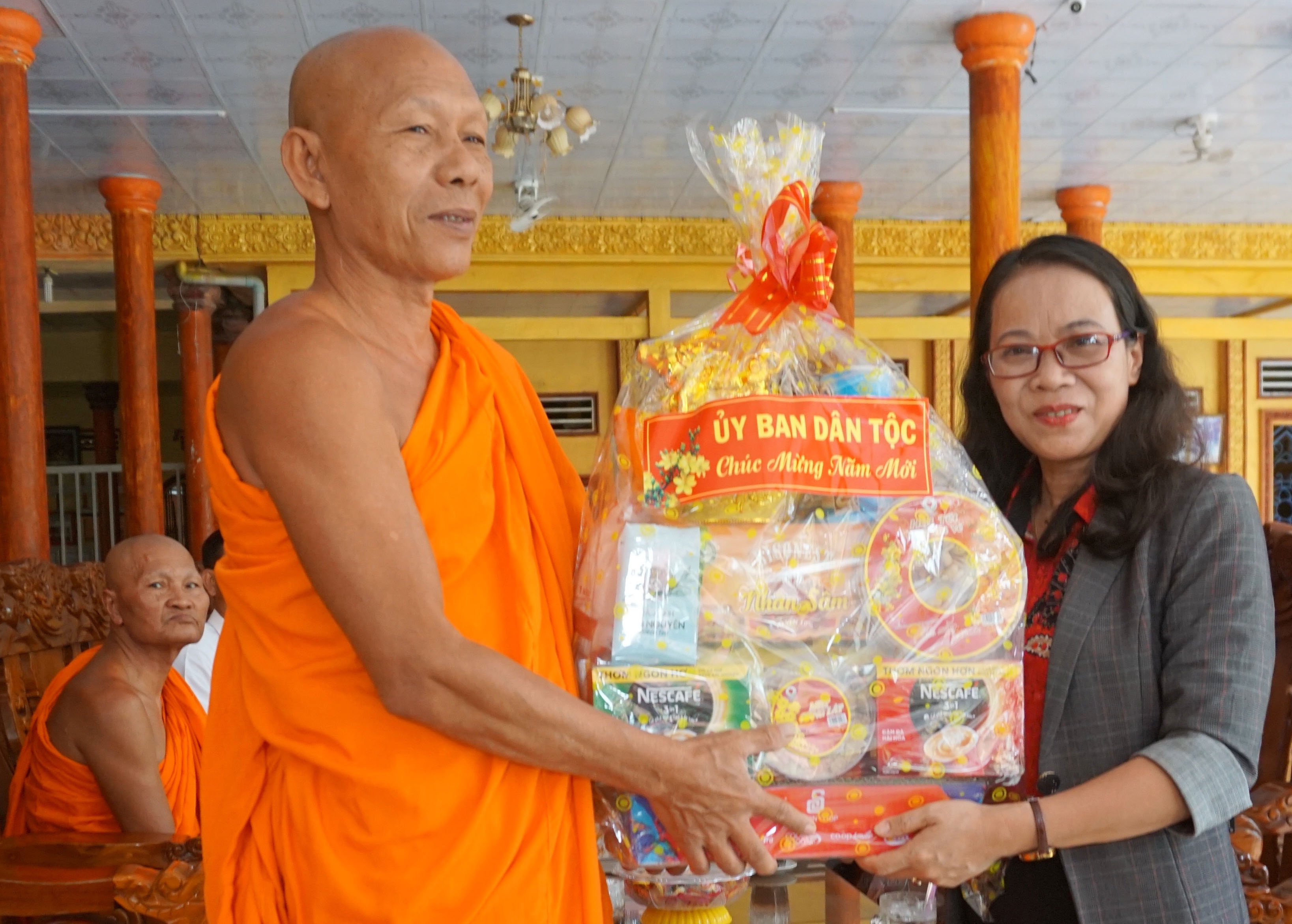 Thứ trưởng, Phó Chủ nhiệm Hoàng Thị Hạnh tặng quà Hội đoàn kết sư sãi yêu nước tỉnh Kiên Giang