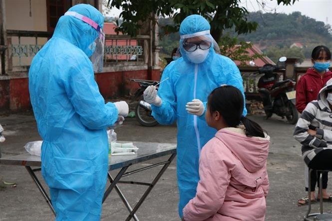 Lấy mẫu xét nghiệm SARS-CoV-2 cho người dân tại xã Hưng Đạo, thành phố Chí Linh chiều 28/1. Ảnh: Mạnh Minh/TTXVN