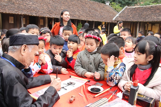 Nhiều hoạt động văn hóa tái hiện Tết xưa được tổ chức tại Bảo tàng Dân tộc học để cộng đồng, đặc biệt là giới trẻ tìm hiểu, khám phá về Tết cổ truyền đặc trưng của Việt Nam.