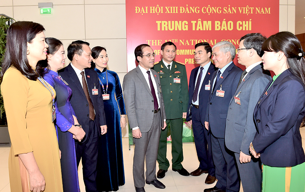 Bộ trưởng, Chủ nhiệm Ủy ban Dân tộc Đỗ Văn Chiến (thứ ba từ phải sang) cùng Đoàn đại biểu tỉnh Tuyên Quang trao đổi bên lề Đại hội sáng 30/1/2021
