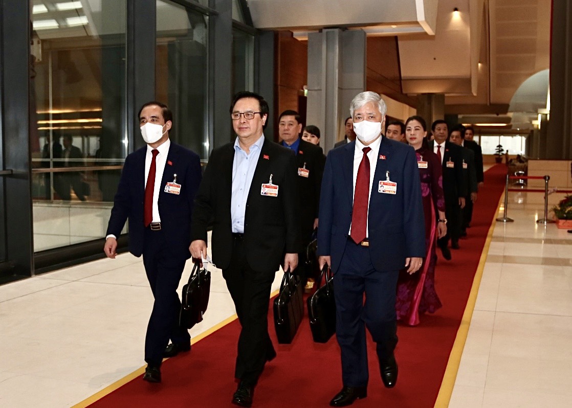 Bộ trưởng, Chủ nhiệm Ủy ban Dân tộc Đỗ Văn Chiến (ngoài cùng bên phải) cùng Đoàn đại biểu tỉnh Tuyên Quang dự Đại hội chiều 30/1/2021