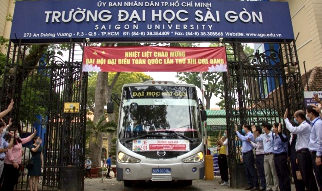 Lãnh đạo và giáo viên trường Đại học Sài Gòn tiễn các em sinh viên có hoàn cảnh khó khăn trên “chuyến xe đoàn viên” về quê ăn Tết.