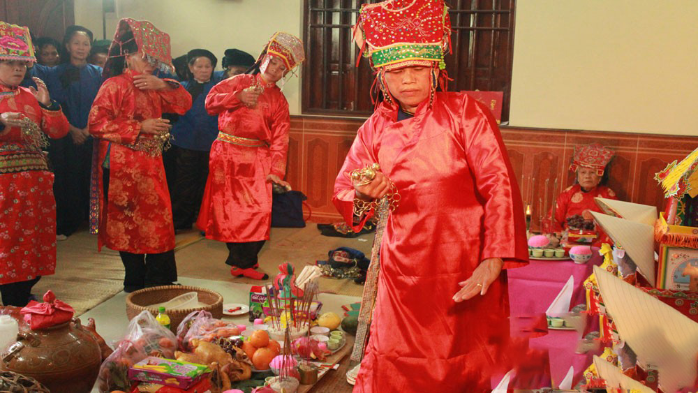 Nghệ nhân Ưu tú Chu Thị Hồng Vân đang thực hành nghi lễ Then.