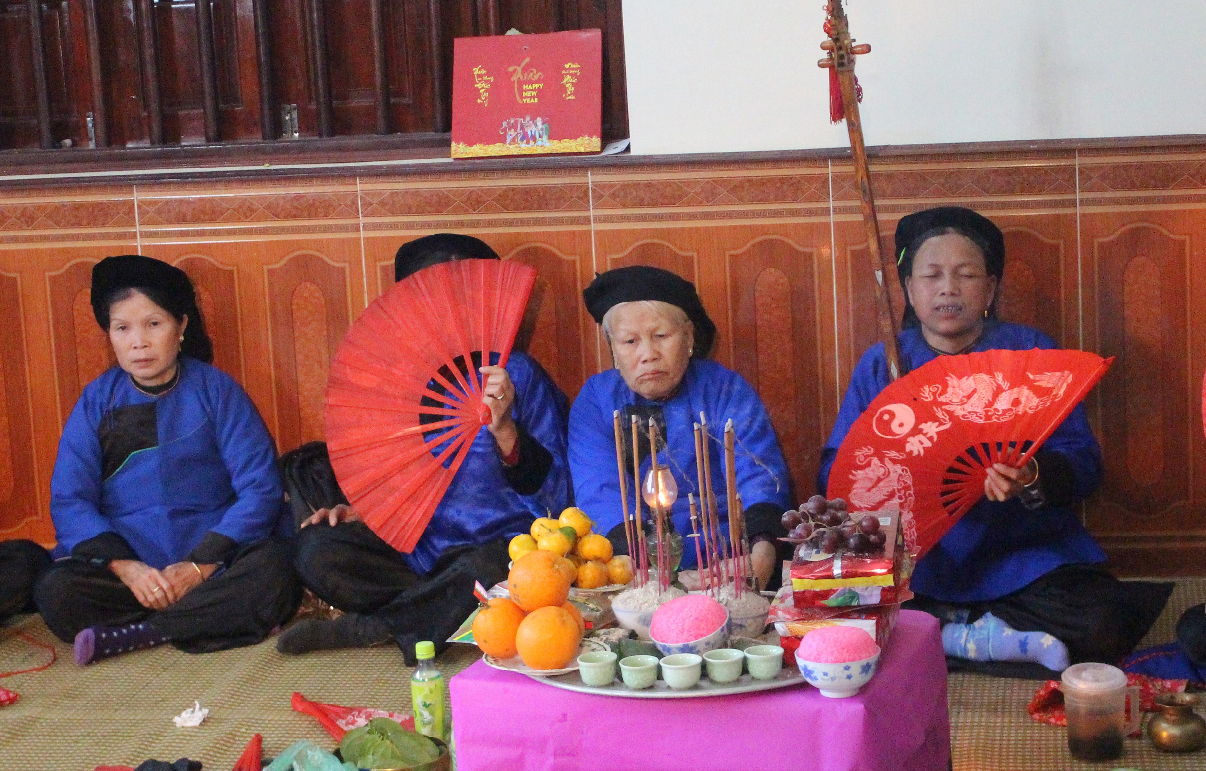 Nghệ nhân ưu tú Chu Thị Hồng Vân ngoài cùng bên phải thực hành nghi lễ Then