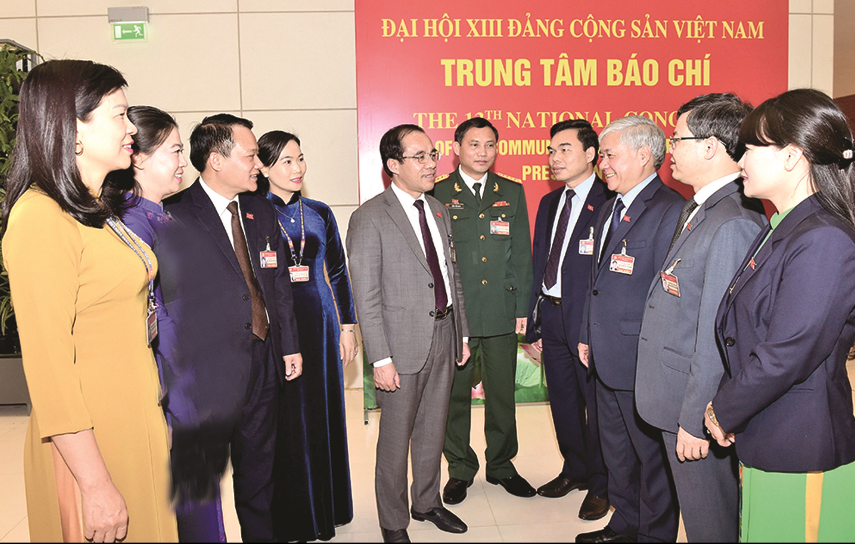 Bộ trưởng, Chủ nhiệm Ủy ban Dân tộc Đỗ Văn Chiến (thứ ba từ phải sang) cùng Đoàn đại biểu tỉnh Tuyên Quang trao đổi bên lề Đại hội sáng 30/1/2021.