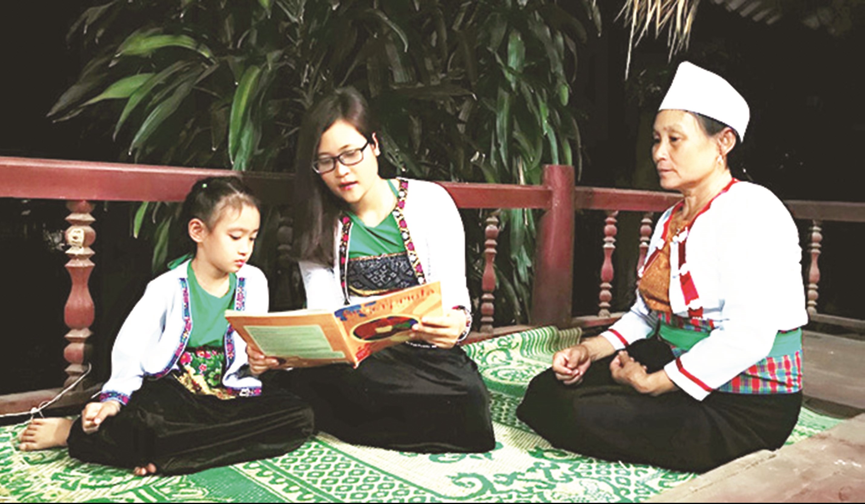 Cô giáo Hà Ánh Phượng dạy tiếng Anh cho các trẻ em nhỏ quanh nhà.